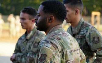 Tres soldados hablando