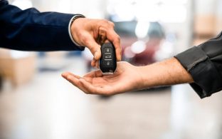 Qué hacer si compras o vendes un coche a un particular