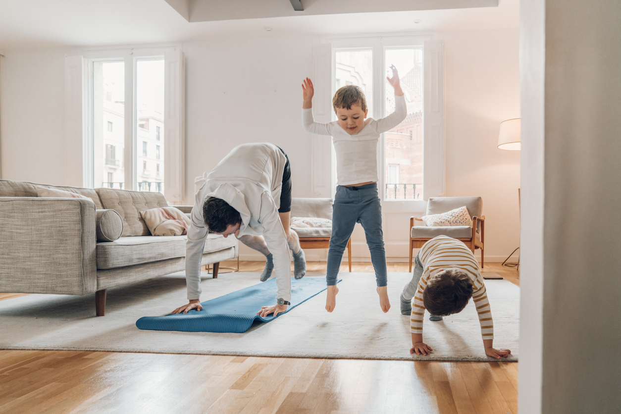 familia haciendo deporte en el comedor de casa