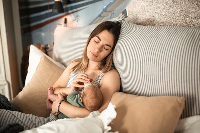 Madre con su bebé en brazos