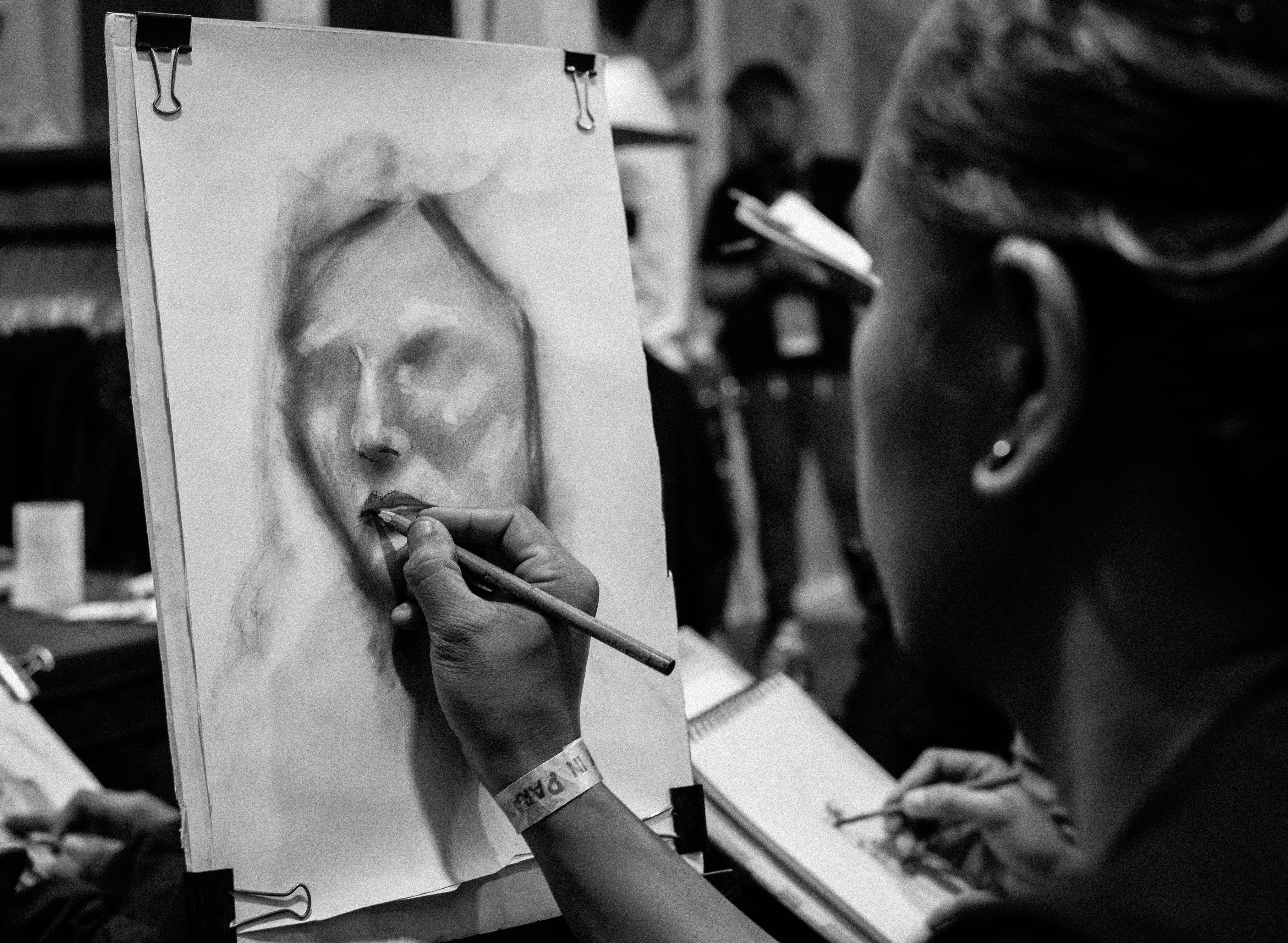 El Bono Cultural Joven incorpora un gran abanico de posibilidades culturales. Una persona pintando un retrato.
