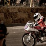 Hombre en moto de ocasión.