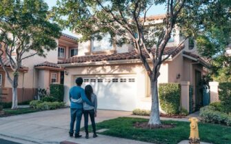 Una pareja mirando a su casa hipotecada