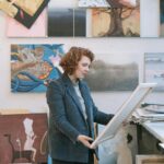 Una chica en una galería de arte, obserbando un cuadro