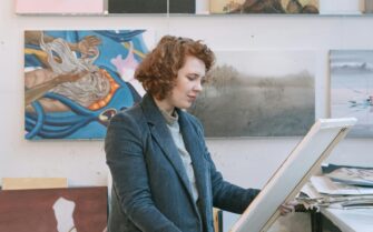 Una chica en una galería de arte, obserbando un cuadro