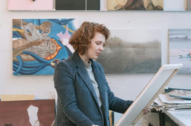 Una chica en una galería de arte, obserbando un cuadro