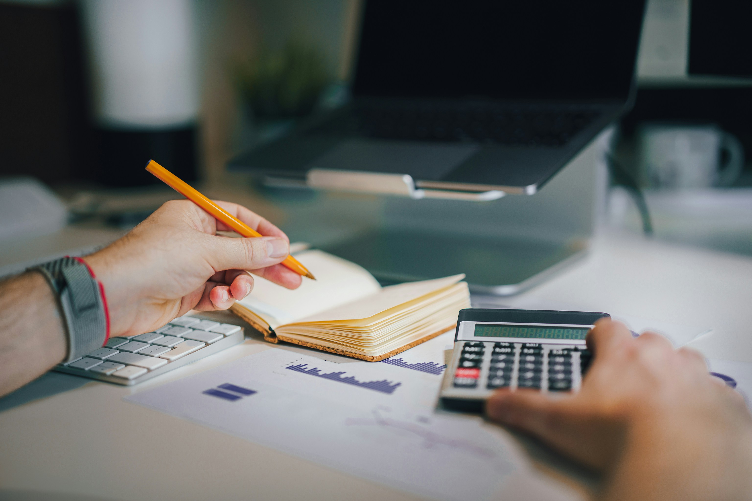 Calculando la Declaración de la Renta Un joven calculando el alquiler en la Declaración de la Renta