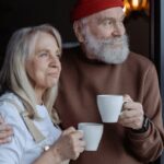 Un hombre y una mujer, con una taza de café disfrutando de su jubilación
