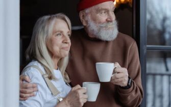 Un hombre y una mujer, con una taza de café disfrutando de su jubilación
