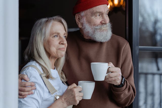Un hombre y una mujer, con una taza de café disfrutando de su jubilación