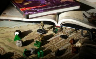 Una mesa, con el juego de dragones y mazmorras