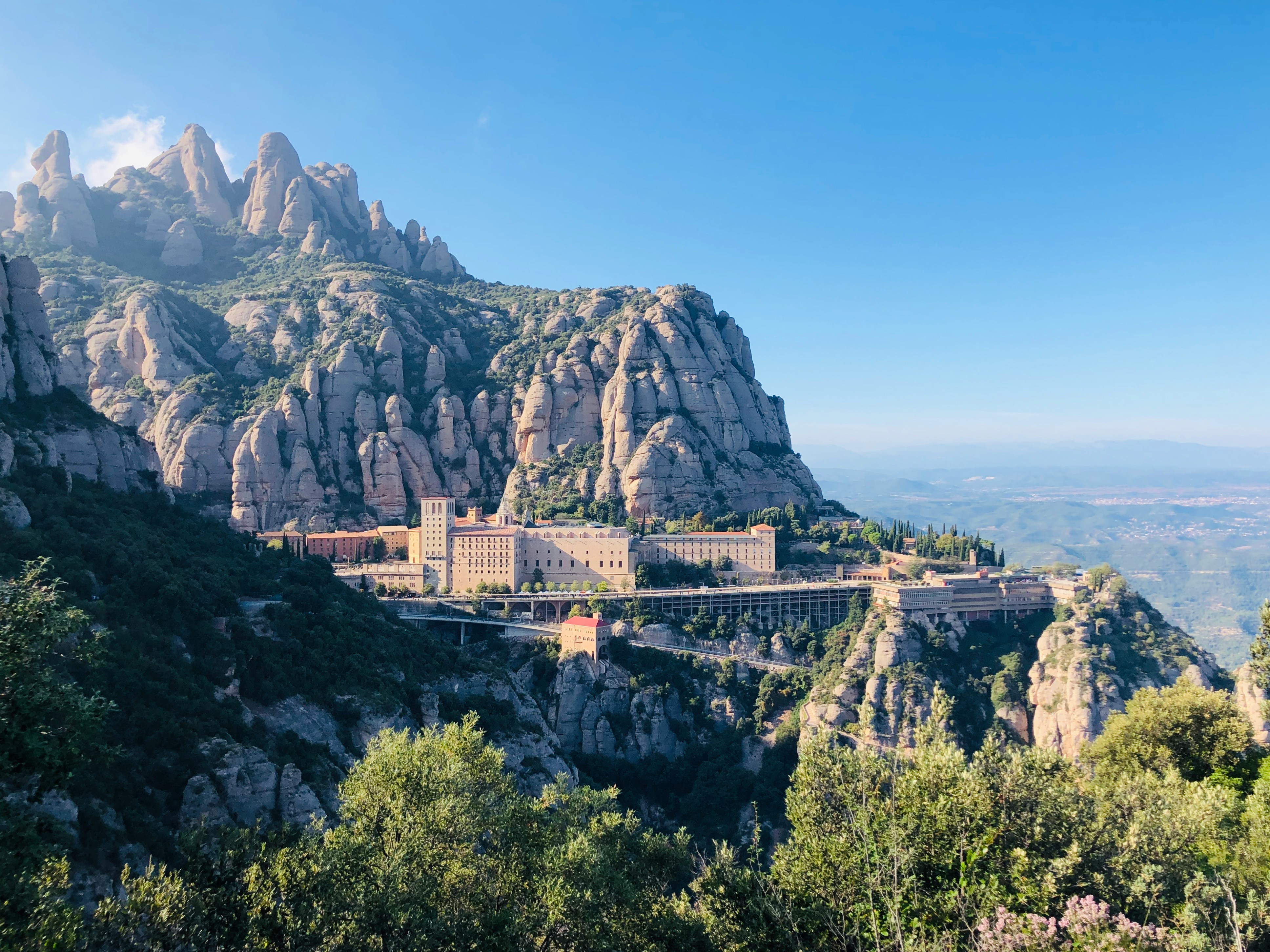 La abadía de Montserrat en primavera Vista aérea del Monasterio de Montserrat con la montaña de fondo
