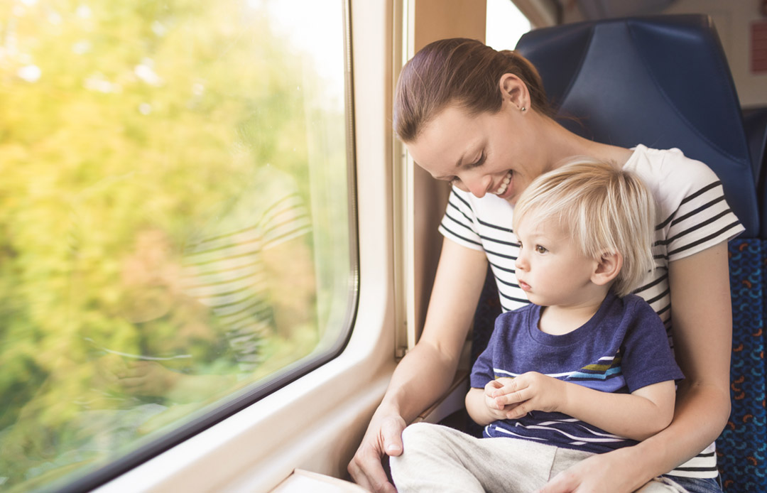 Madre e hijo en tren