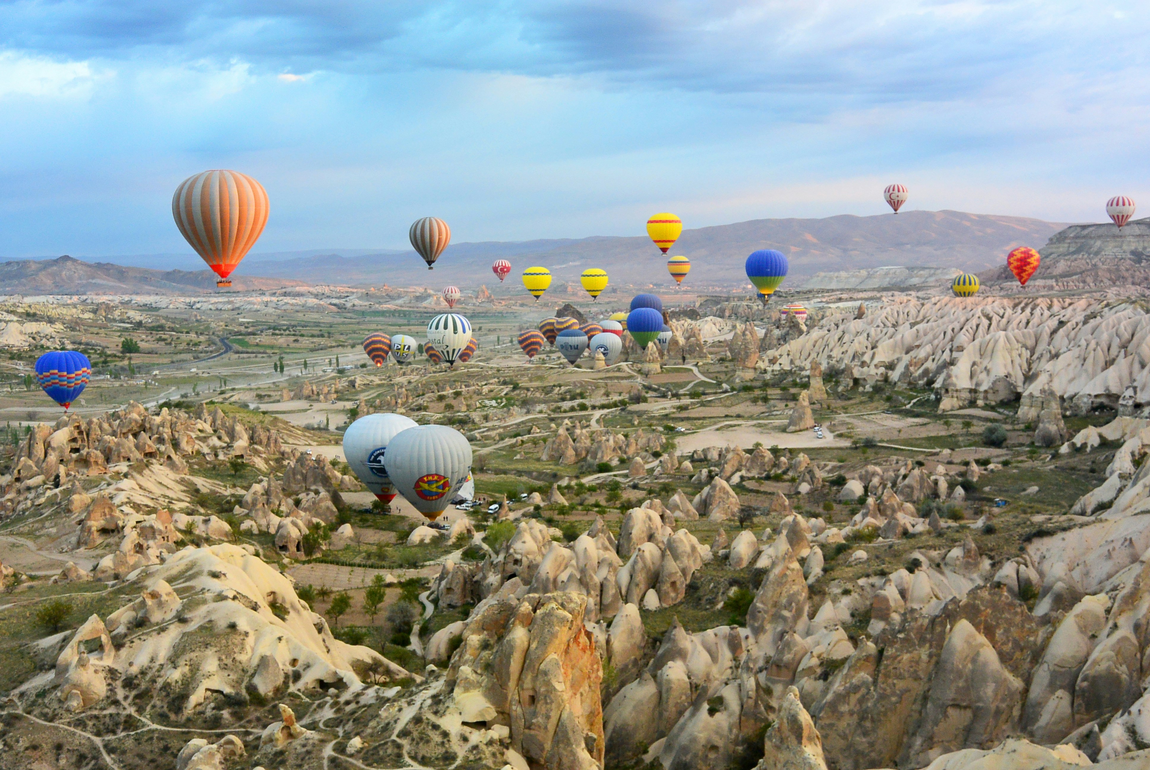 Festival Internacional de Globos de Capadocia Globos aerostáticos de todos los colores sobrevuelan la región de Capadocia