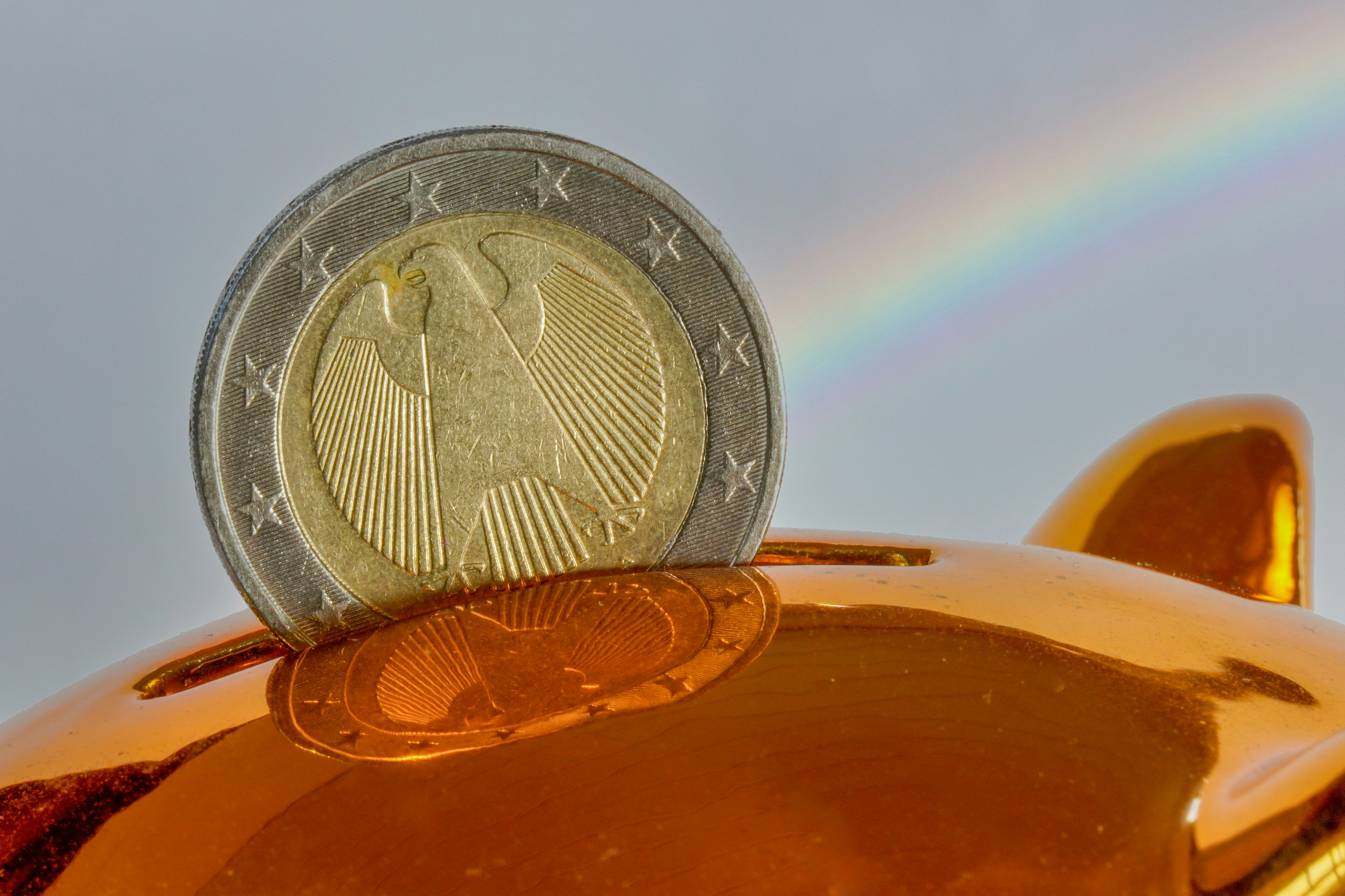 Moneda siendo ahorrada en una hucha Gestionando ahorros para invertir en deuda pública