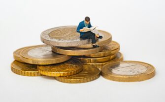 Una figura sentada sobre ingresos extra