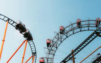 Una montaña rusa y una noria en uno de los mejores parques de atracciones de Europa