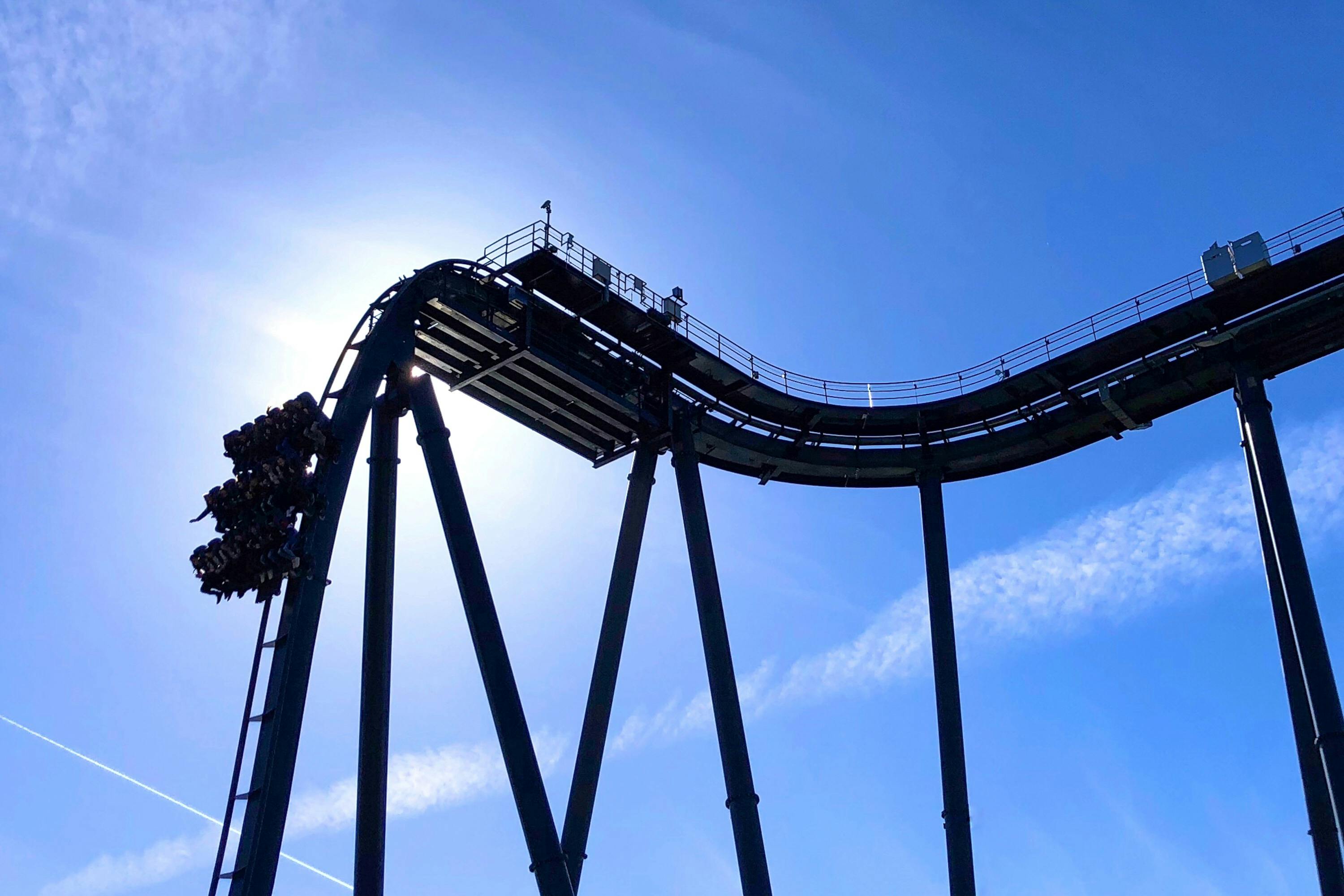Montañas rusas y adrenalina en Alton Towers, Reino Unido Silueta de la montaña rusa Oblivion en Alton Towers contra el cielo azul, ilustrando las atracciones de adrenalina del parque temático más grande del Reino Unido.