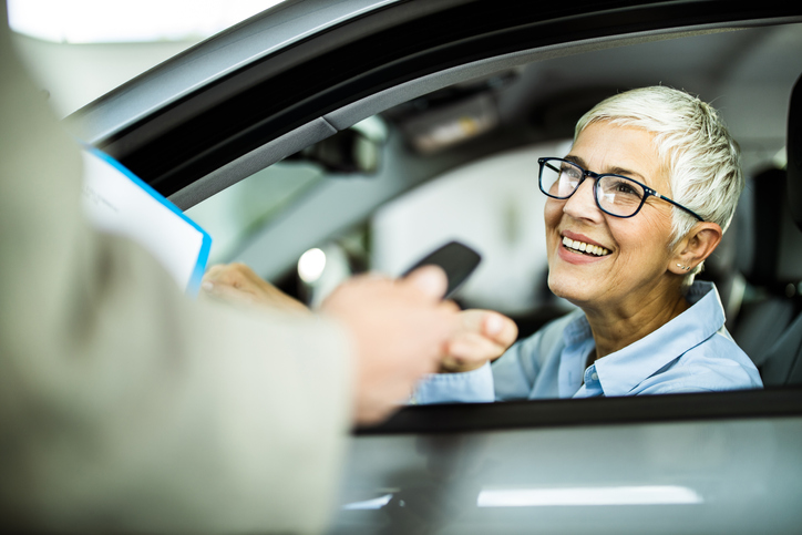 mujer entrega coche