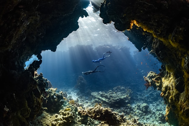 Buceando entre cuevas Dos personas practican submarinismo en una cueva sumergida