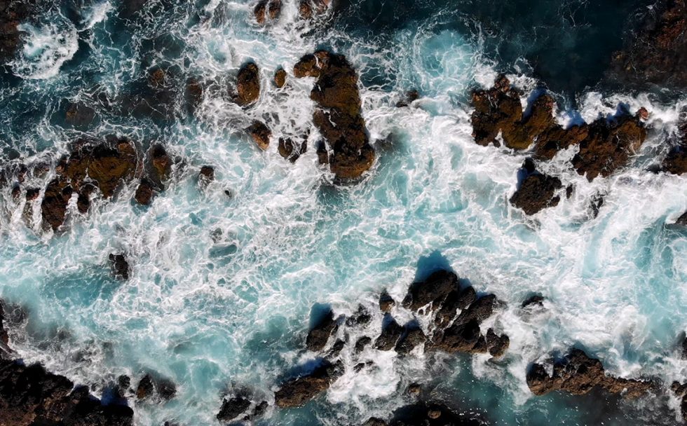 Olas del mar rompiendo