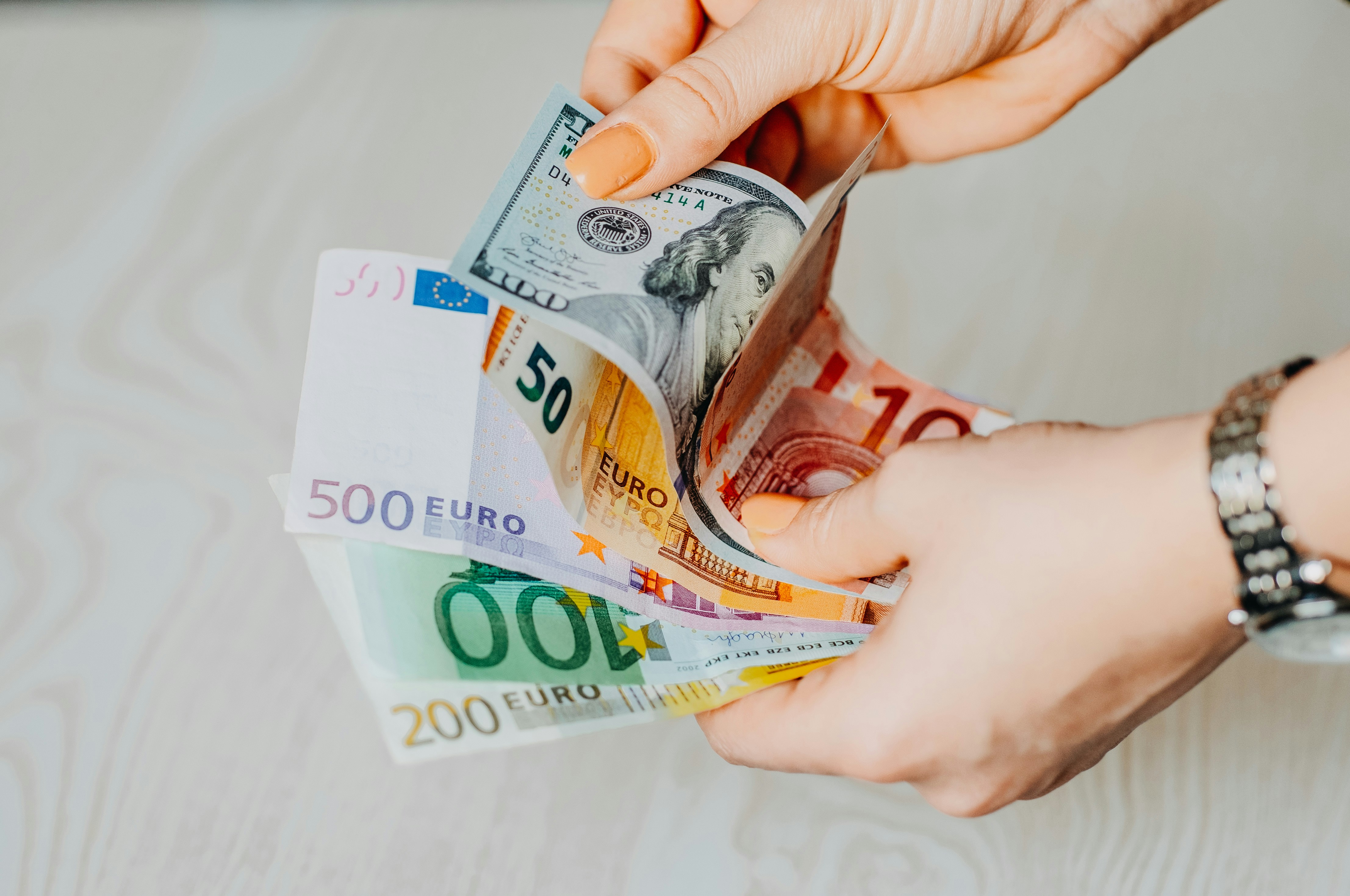 Ahorros para invertir en deuda pública Persona ahorrando para invertir en deuda pública