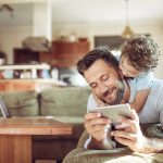 Padre hijo tablet