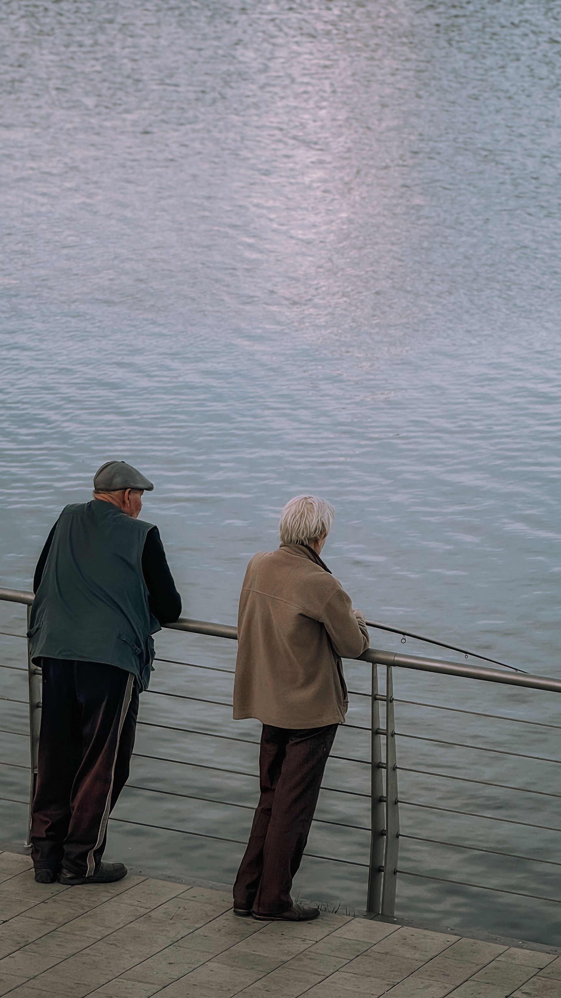 La soledad puede verse potenciada por la falta de ingresos Dos viudos contemplan el río