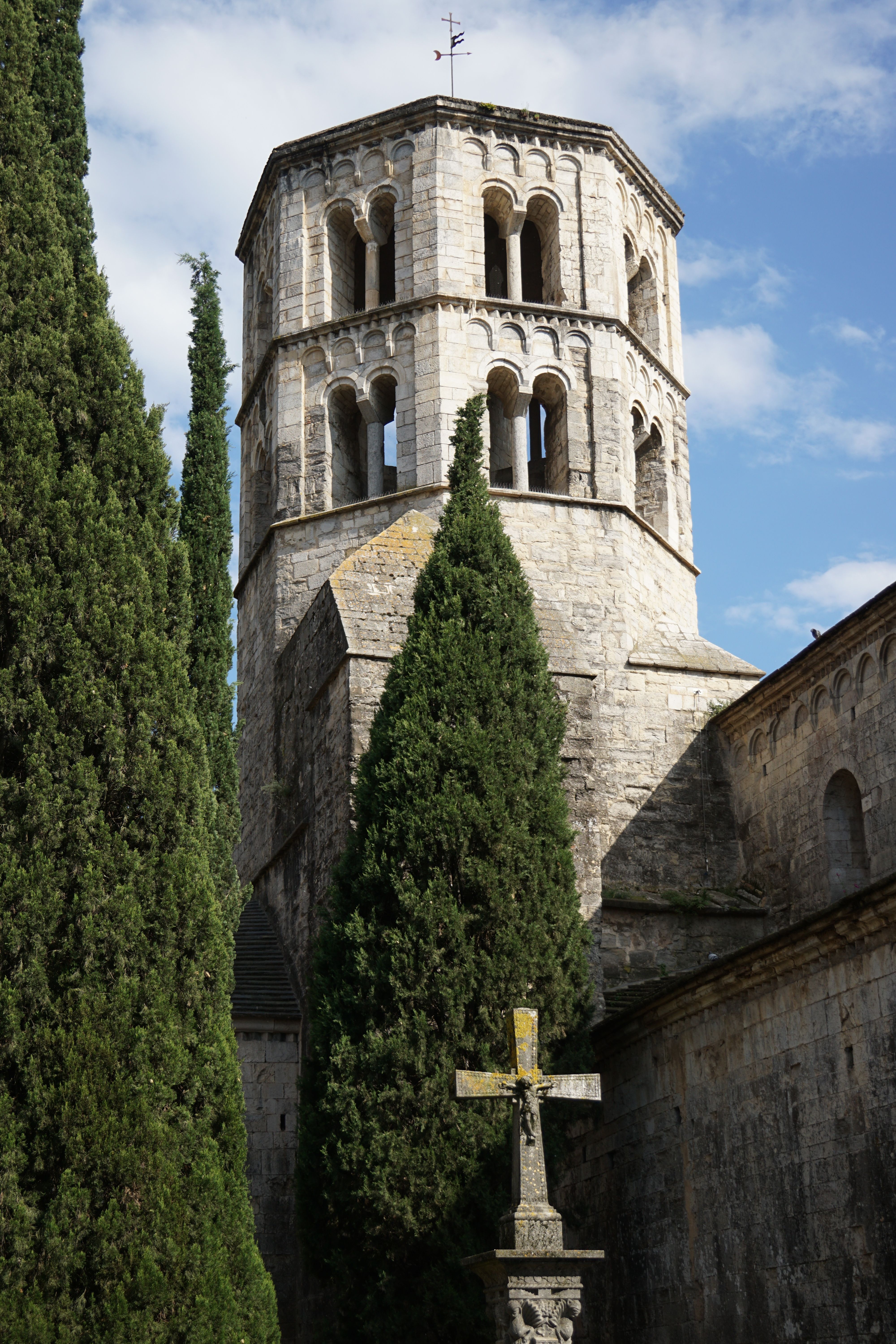 Muestras de la cuidada arquitectura de los monasterios Un imponente campanario de un monasterio visto desde el cementerio