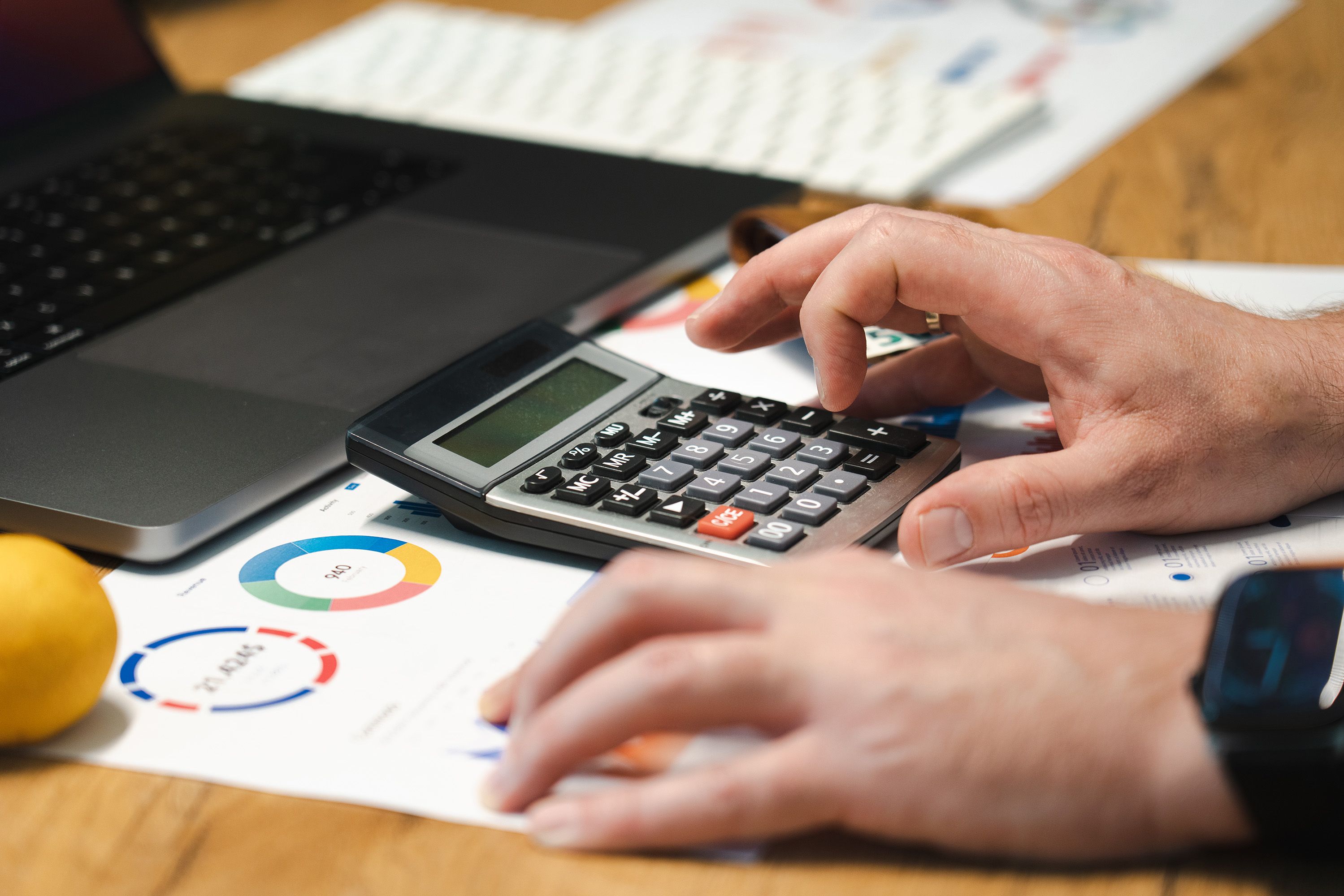 La distribución del gasto se complica para muchas familias Mano usa la calculadora y toma notas de los gastos en una libreta