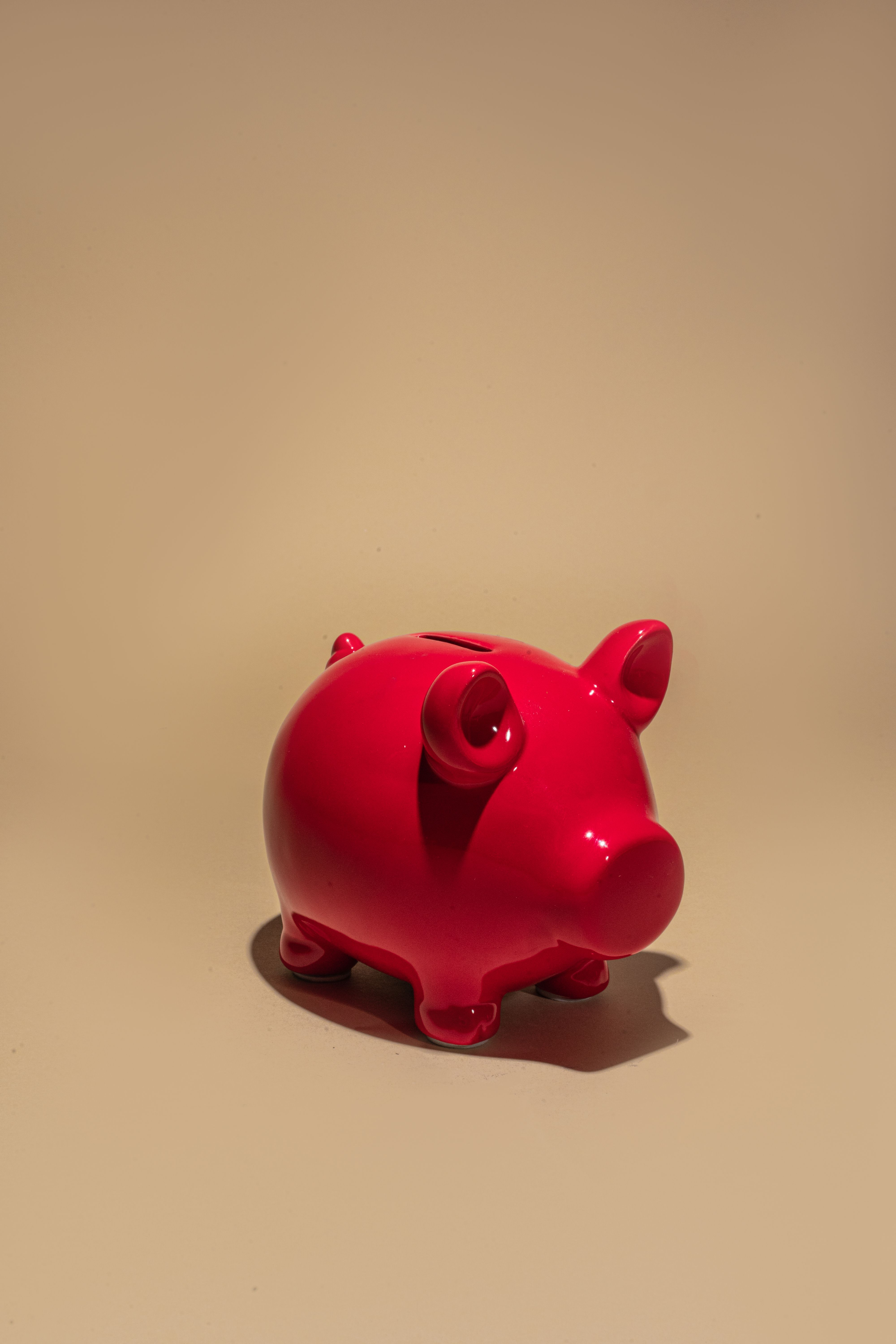 Una de las formas más clásicas y eficaces de ahorrar Una hucha roja para fomentar el ahorro
