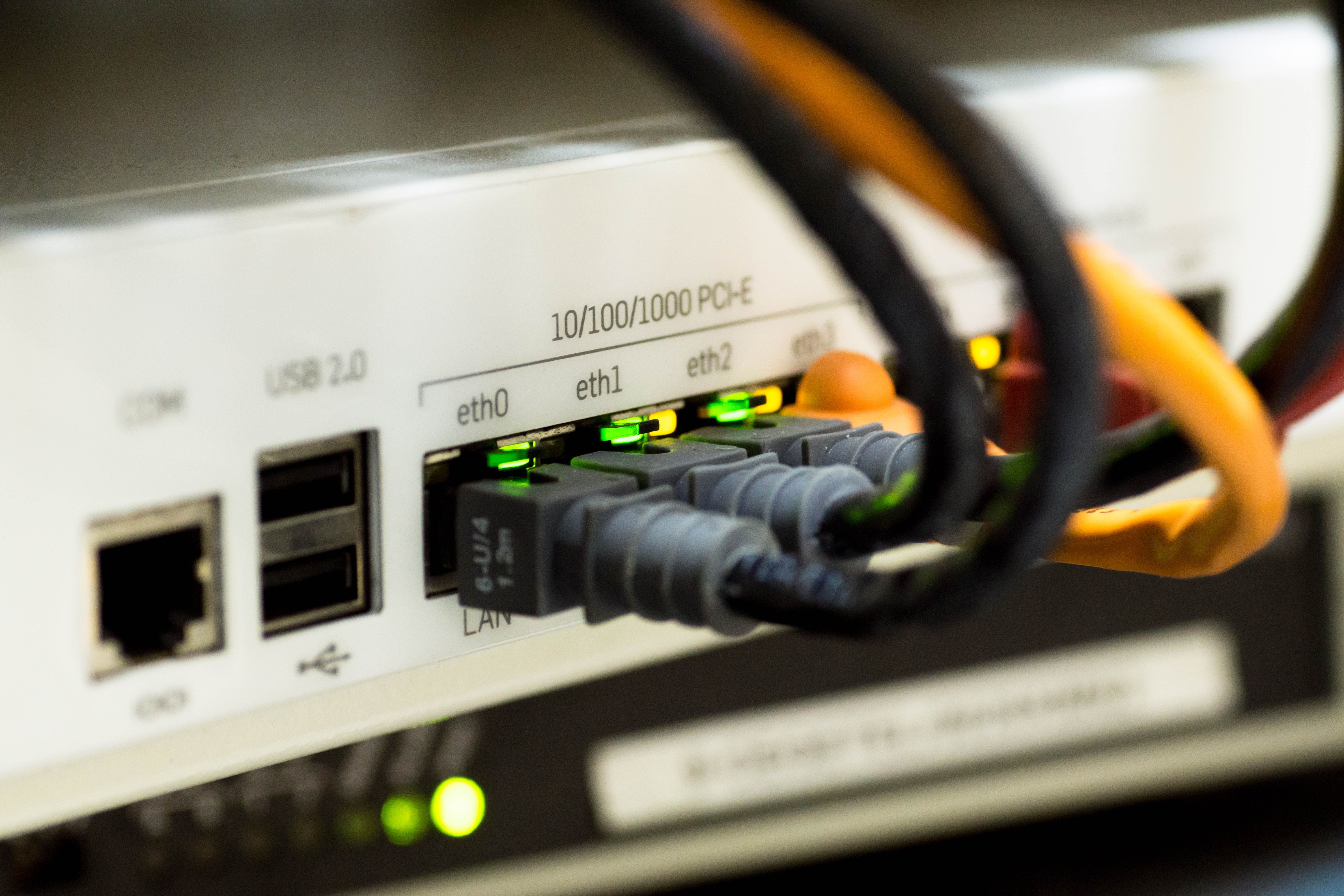 La instalación física de un router puede aumentar el tiempo de espera Vista cercana de las entradas del router con varias luces encendidas