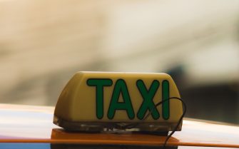Primer plano del letrero luminoso de un taxi en el techo de un vehículo, representando las diferencias de normativa e identificación frente a las licencias VTC.