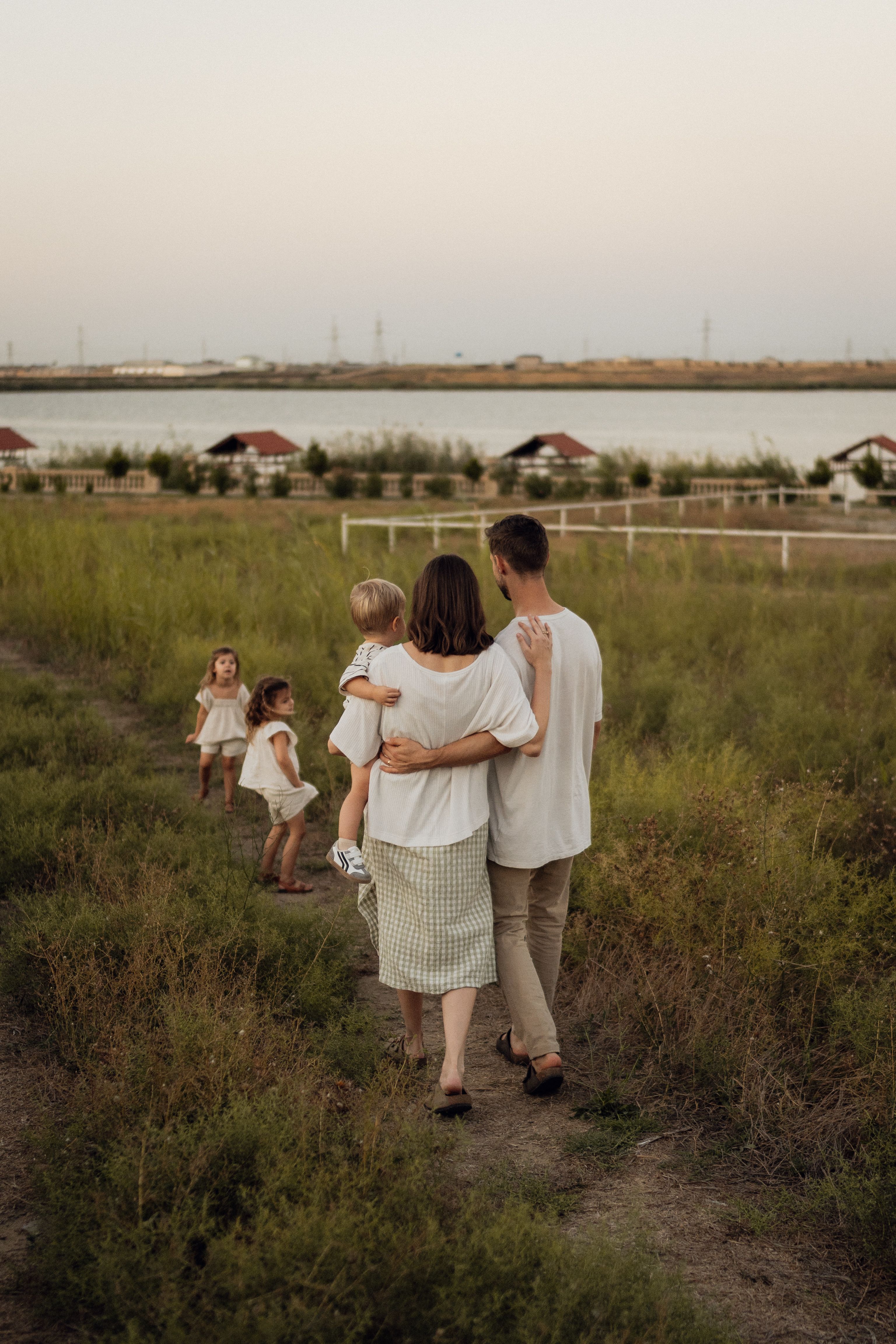 Una familia numerosa de vacaciones familia numerosa pasea por un camino cerca de un pueblo