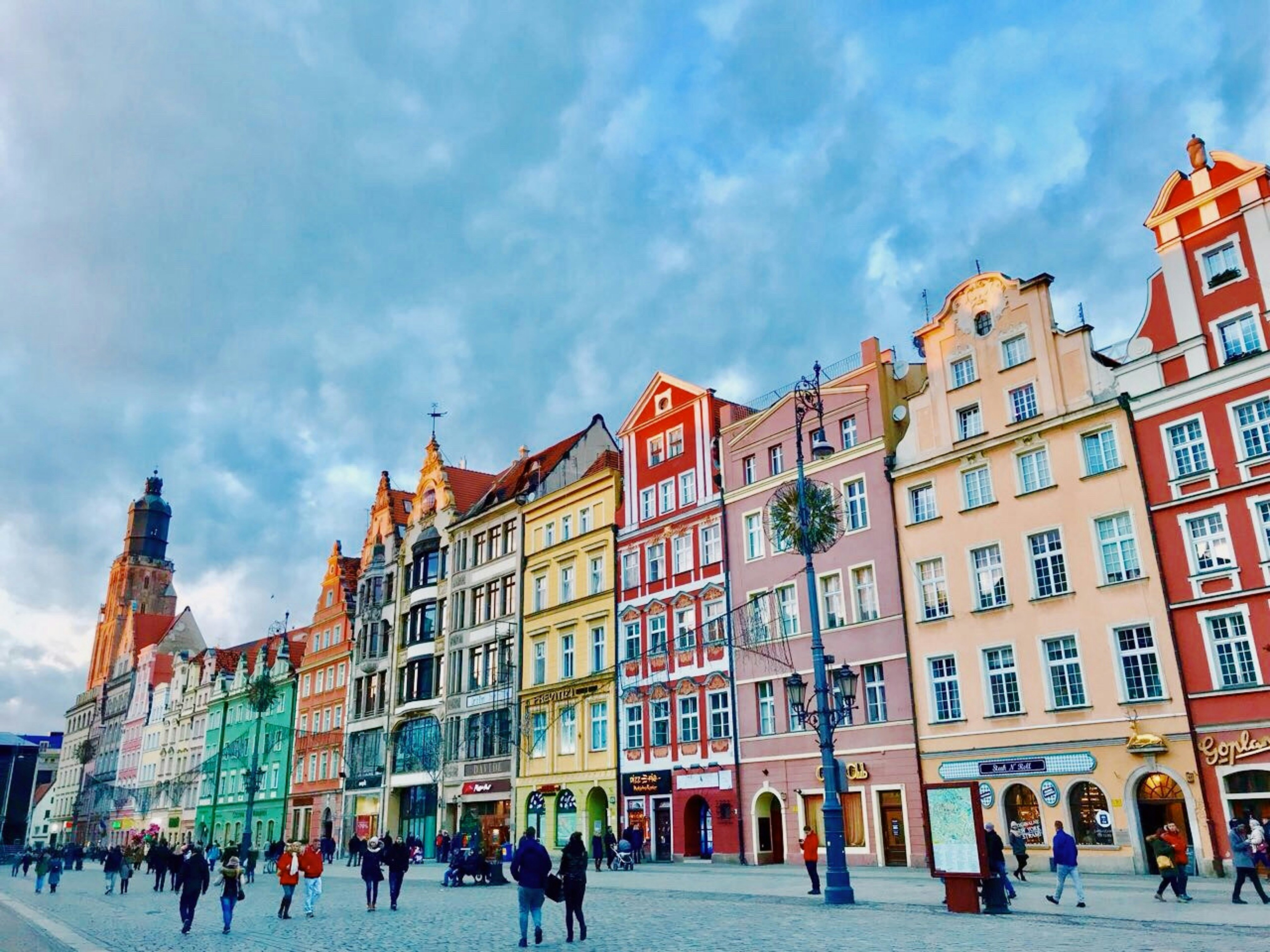 Centro de la ciudad con fachadas coloridas Las coloridas fachadas de la calle principal de Breslavia