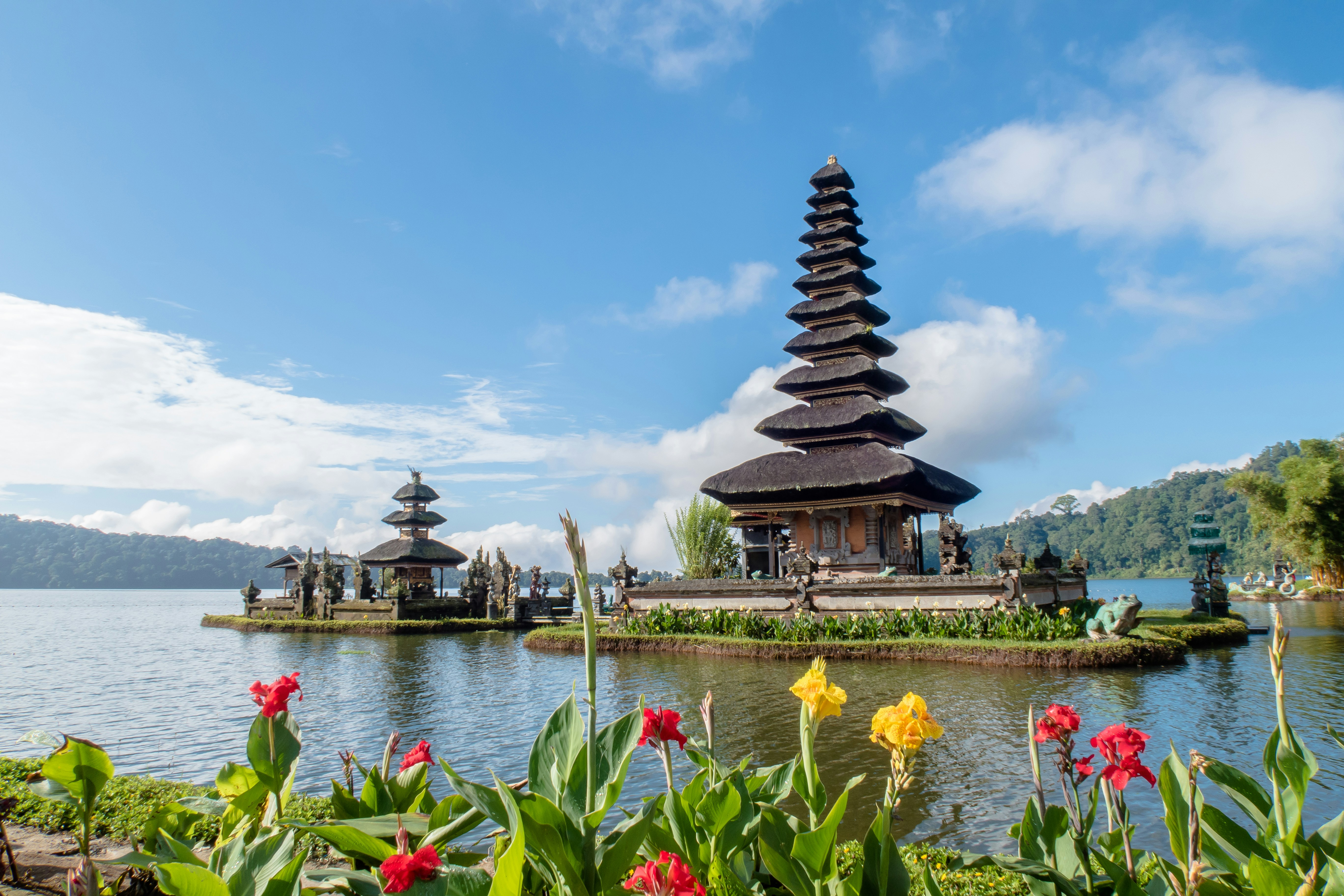 Templos indonesios en Bali Dos templos flotantes en Bali, el destino más popular de Indonesia