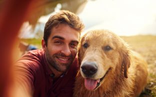 Selfie hombre y perro