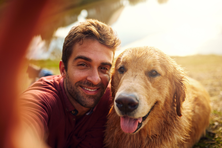 Selfie hombre y perro