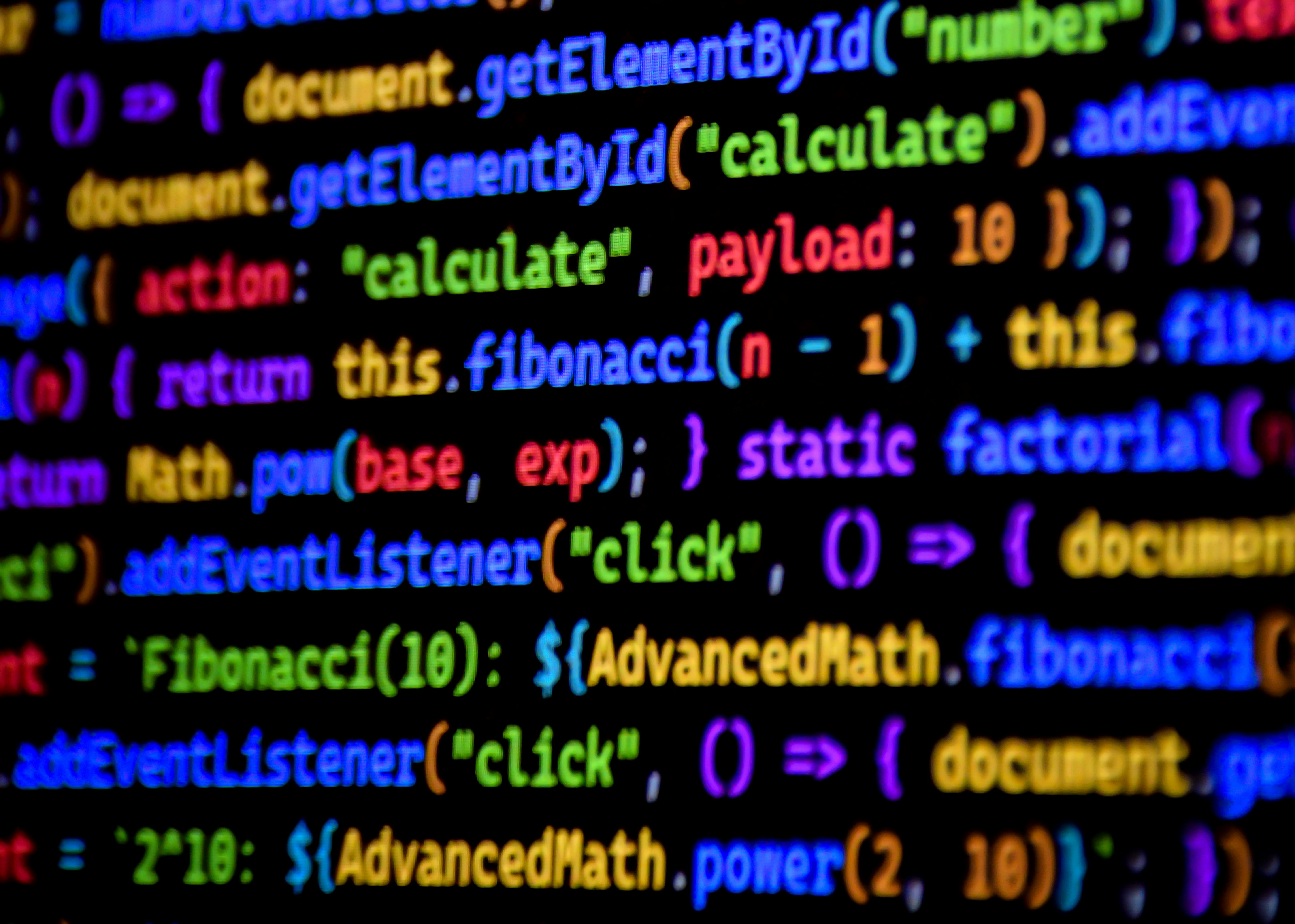software_self_hosting Códigos de programación en la pantalla de un ordenador.