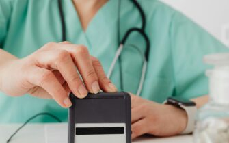 Una profesional de la salud sellando un documento médico oficiales, representando el trámite gratuito para obtener y activar la Tarjeta Sanitaria Europea.