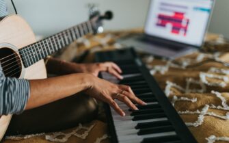 Unas manos tocando el piano