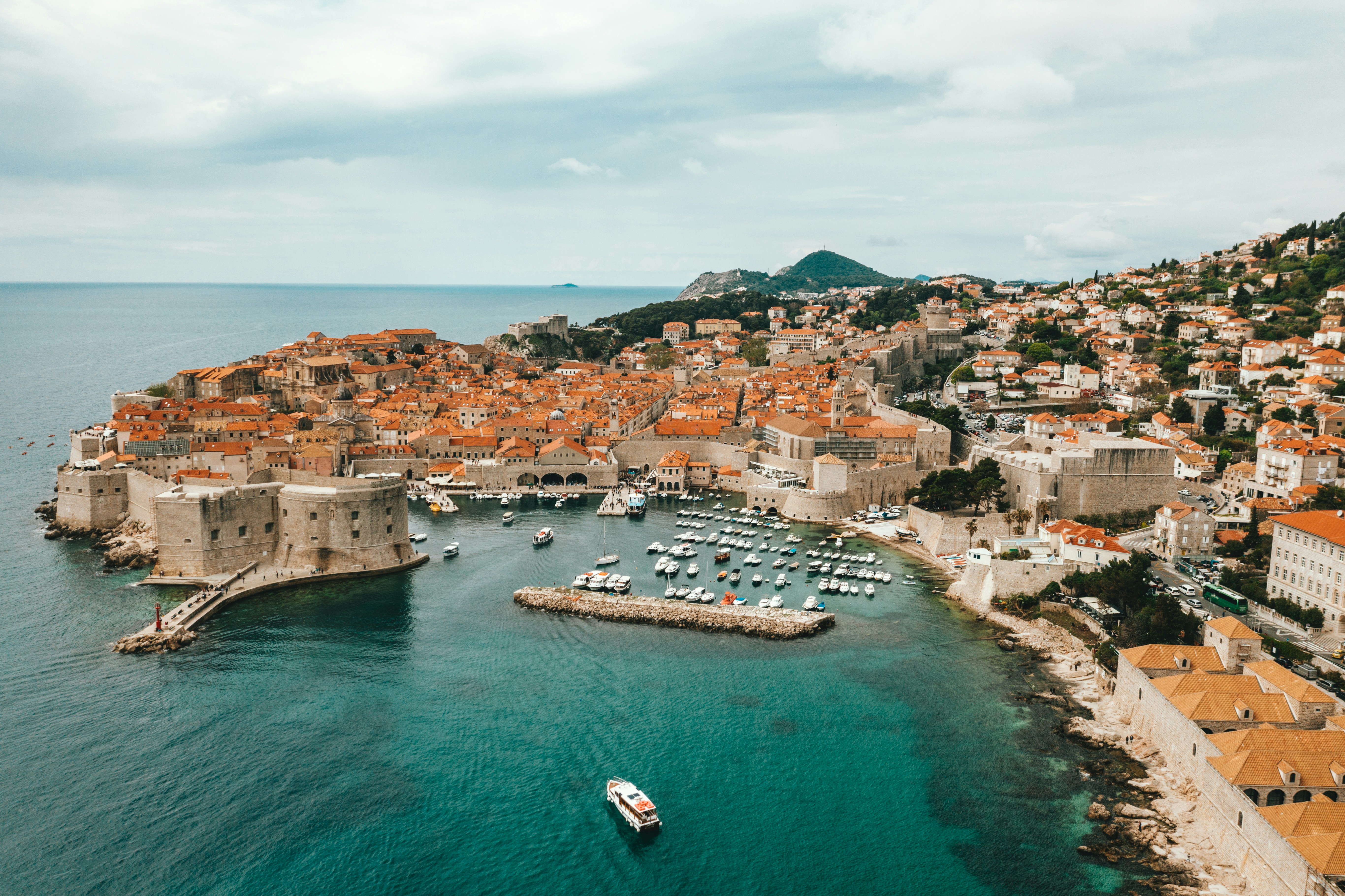 Foto aérea de Dubrovnik Vista aérea desde el puerto de Dubrovnik al atardecer