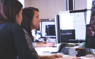 2 mujeres trabajando en un ordenador.