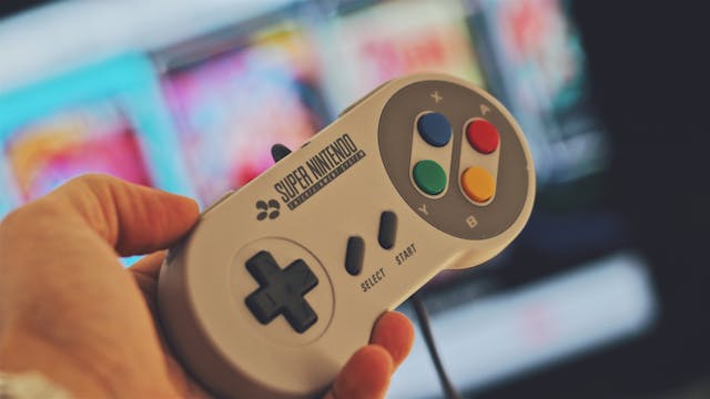Chico cogiendo el mando de la Super Nintendo