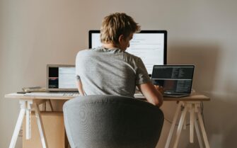 Un chico sentado en su estudio, trabajando desde casa