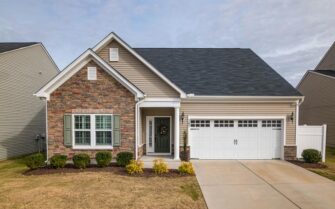 Una casa grande, con garaje.