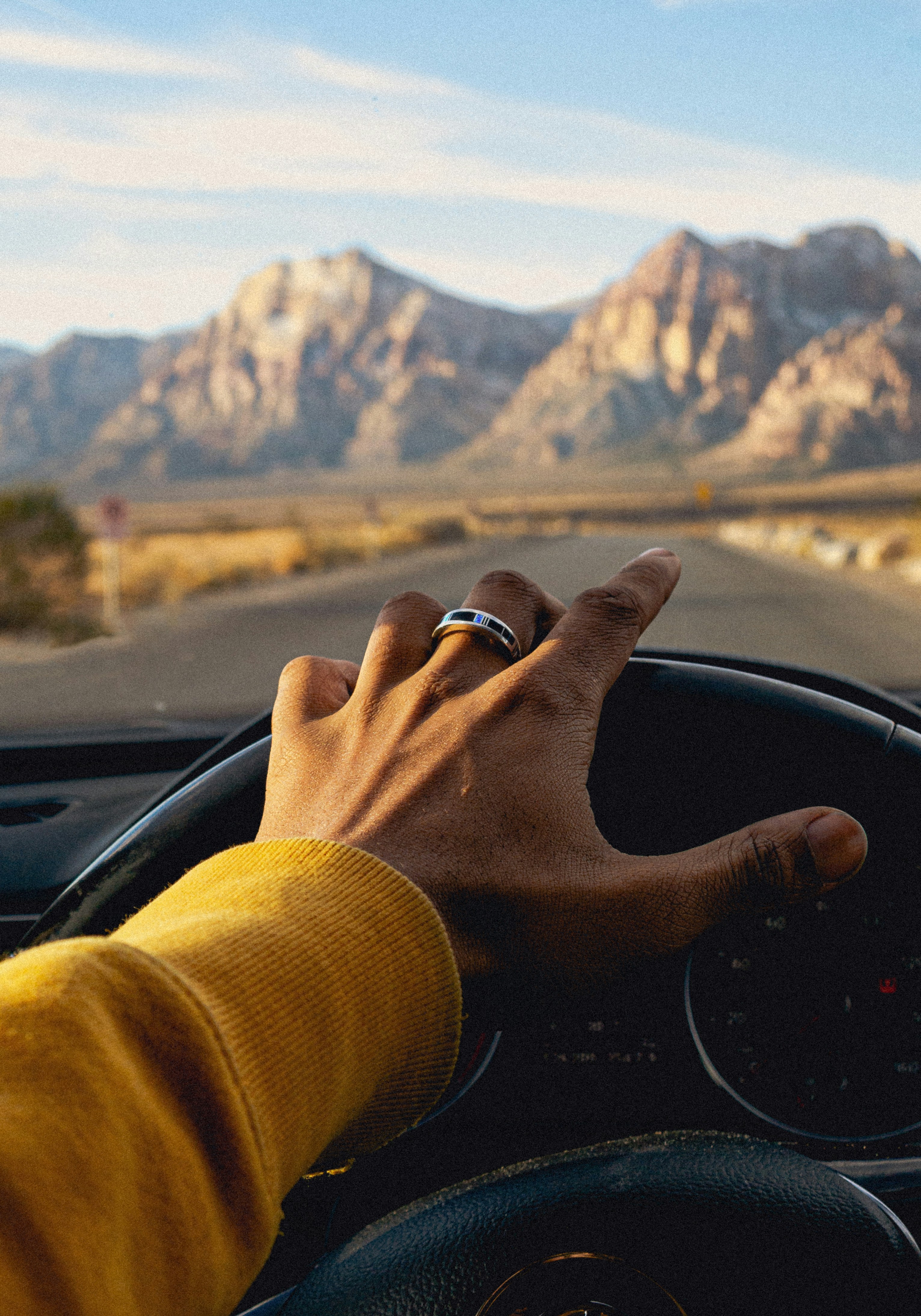 Una persona conduciendo un coche por las montañas Una persona conduciendo un coche de segunda mano