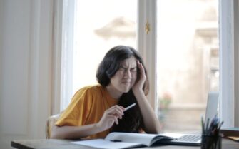 Chica sufirndo por si su hipoteca funciona con la dación en pago